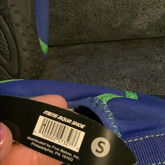 NWT men’s water shoes small (5 - 5.5) - Picture 3 of 3